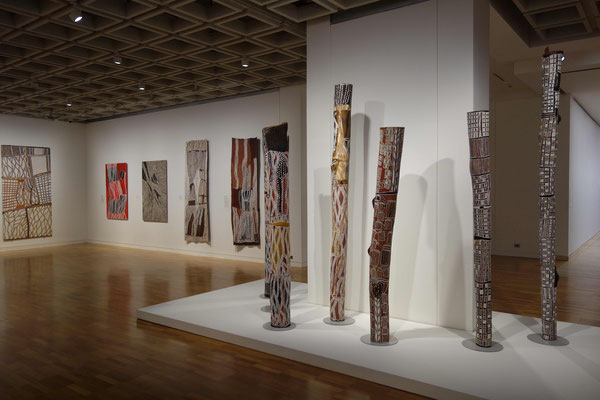 Poteaux funéraires Pukumani de l’Art Gallery of New South Wales 