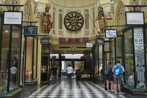 La Gaunt's Clock, magnifique horloge de la Royal Arcade encadrée par les figures bibliques de Gog & Magog