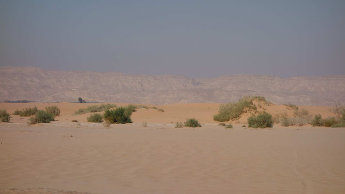 Vue sur les dunes du désert Wadi Araba de la route 65 avec Israël de l'autre côté
