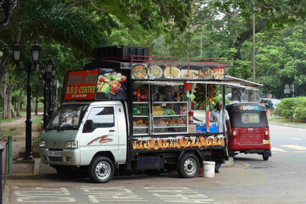 Vendeur ambulant près du Viharamahadedi Park