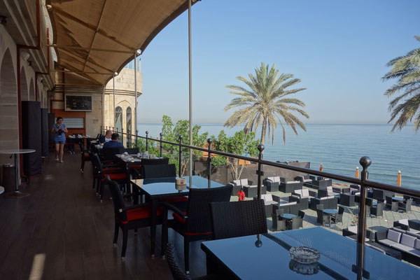 Terrasse avec vue sur mer du Al Qurum Resort Hotel
