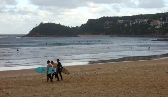 Surfeurs sur la plage de Mainly