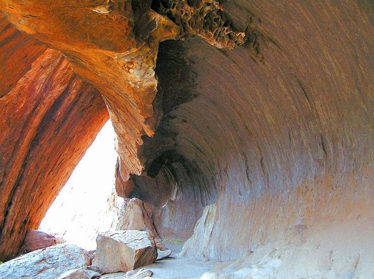  Höhle im Uluru