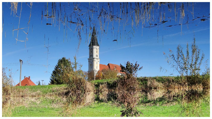 Katholische Pfarrkirche Heilig Kreuz. Spiegelbild im Wasser