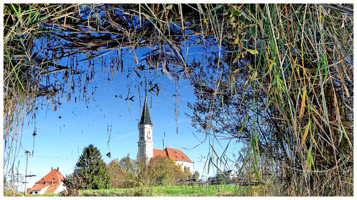 Katholische Pfarrkirche Heilig Kreuz. Spiegelbild im Wasser