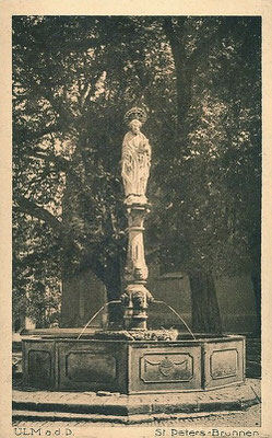 Der Brunnen "Peterskasten" steht vor der Dreifaltigkeitskirche in Ulm. Der Brunnen wurde um 1540 als "Sant Peters Casten" aufgestellt und im Jahr 1583 auch mit einer Petrusfigur ausgestattet.