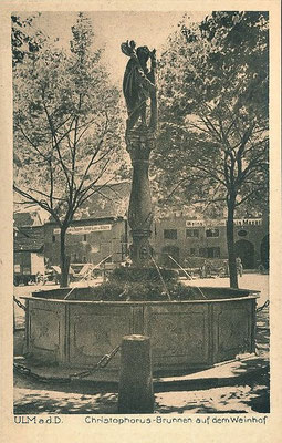 Die Brunnensäule wurde von Klaus Bauhofer geschaffen. Die Christophfigur stammt von Jörg Syrlin aus dem Jahre 1480.