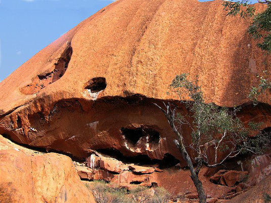  Im Gebiet des Berges leben seit etwa 20.000 Jahren die Anangu. William Gosse nannte den Uluru 1873 nach dem südaustralischen Premierminister „Ayers Rock“. 1920 wurden Teile des heutigen Nationalparks zu einem Reservat für Aborigines.