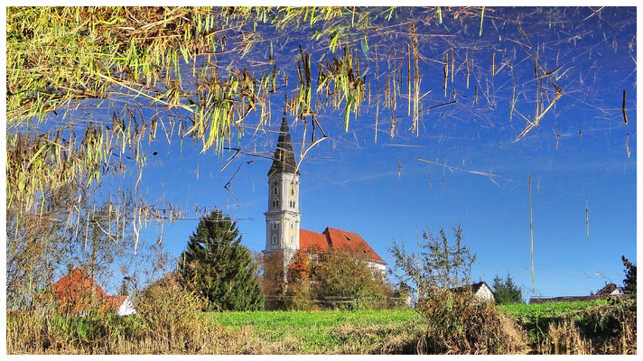 Katholische Pfarrkirche Heilig Kreuz. Spiegelbild im Wasser