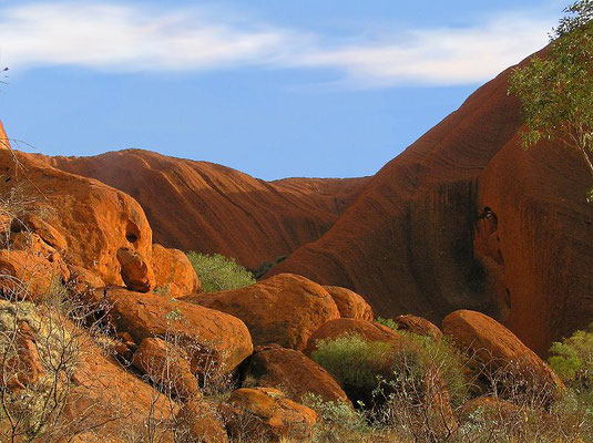 Der Uluru ist gemeinsam mit den benachbarten Kata Tjuta vor ca. 800 Mio. Jahren entstanden. Geröll & Schlamm sammelten sich in einer Senke und verklumpten sich unter hohem Druck. Ein Teil der Verklumpungen trat durch Erdbewegungen wieder an die Oberfläche