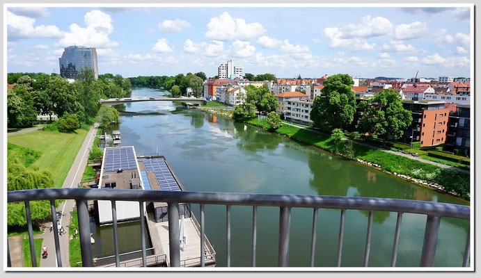 Blick nach Osten. Rechts der Donau Neu-Ulm. Links Ulm mit dem Maritim Hotel.