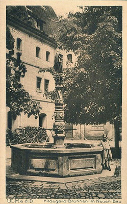 St. Hildegard Brunnen im Hofe des Neuen Bau (Stadtmitte)