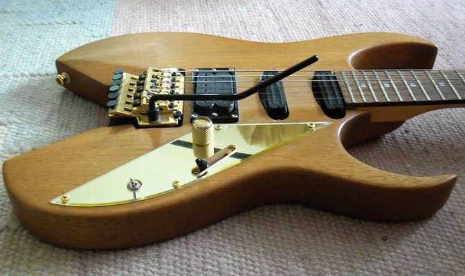 Ibanez RBM 10 ("die Wilde"). Das Modell ist ein Nachbau des Reb Beach Signature Model. Reb Beach ist u.a. der Gitarrist der Gruppe Winger. Das messingfarbene Schlagbrett (Pickguard) habe ich abgeschraubt. Heutiger Wert: ca. 750 €!