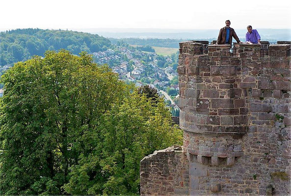 Liebes Land-Redakteur Torsten Dewi und der Autor nehmen vom Dilsberger Bergfried aus die Umgebung in Augenschein [Foto: Johannes Geyer].