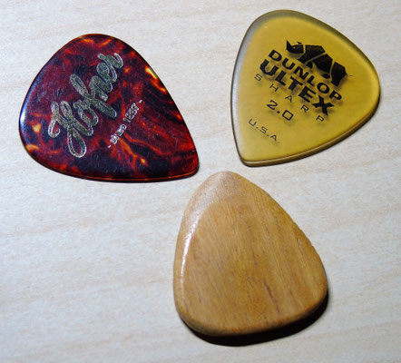 Die Saiten des E-Basses spiele ich wie Sting (The Police) mit dem Daumen oder mit einem dicken Bambusplektrum. Für die E-Gitarren sagt mir die Haptik des Dunlop (2.0mm) am meisten zu.  Die akustische wird mit einem Höfner Premium angeschlagen.