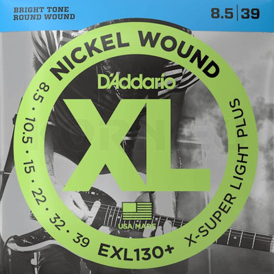 Die beiden Gitarren sind mit D'Addario-Saiten bestückt. Ich verwende die Stärke 8.5-39, die "fetter" klingen, sich aber für Bendings noch gut ziehen lassen.