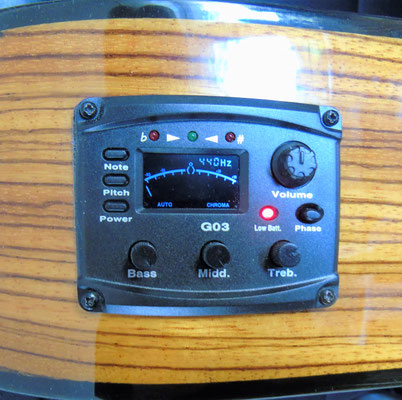 Im Zargen-Cockpit der akustischen Zebrano regelt man den Piezo-Tonabnehmer. Ein integriertes Stimmgerät erleichtert das Tuning. Praktisch!