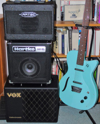 Jetzt kommt Verstärkung: Artec A15C für akustische Gitarre und Hartke HD15 für Bass. Beide Combos sind digital und kommen ohne schwere Röhrentechnik aus. Die elektrischen Gitarren dürfen in den Vox VT20X.  