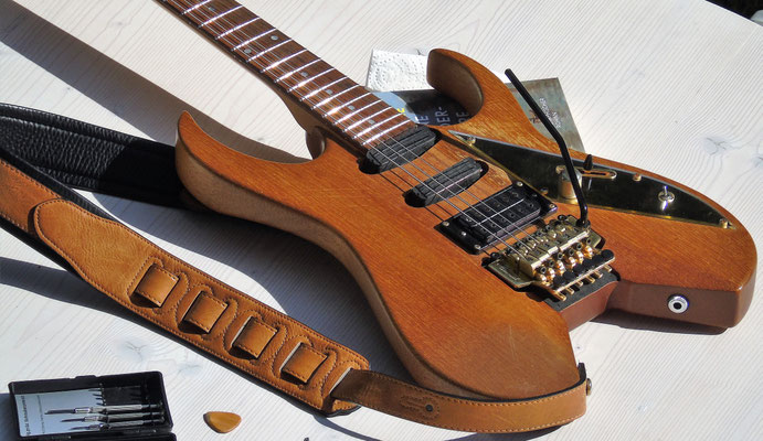 Vollholzgitarren sind je nach Bauart, verwendeten Hölzern und technischem Schnickschnack keine Leichtgewichte. Damit sie nicht wie ein Mühlstein um den Hals hängen, verwende ich breite, gepolsterte Ledergurte von Stagg. Die schneiden nicht in die Schulter