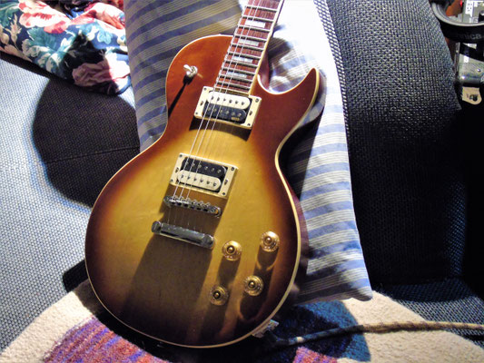 Die Cort CR 300 ("die Elegante") ist angelehnt an die berühmte, (leider unerschwingliche) Gibson Les Paul, von Gitarrespielenden flapsig "Paula" genannt. Bestens geeignet für Blueslicks a la Joe Bonamassa oder Billy Gibbons.