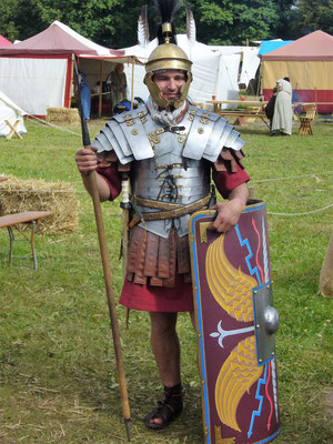 Im September 9 n. Chr hat er noch gut Lachen: hochgerüsteter römischer Legionär und Berufssoldat...