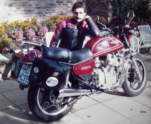 Zur roten Honda CX 500 spendierte ich mir eine rot-schwarze Lederkombi (aus der Kollektion von WM-Champion Dieter Braun), dazu passend einen roten Helm von Porsche Design [Foto: Evelyn Boxberger]