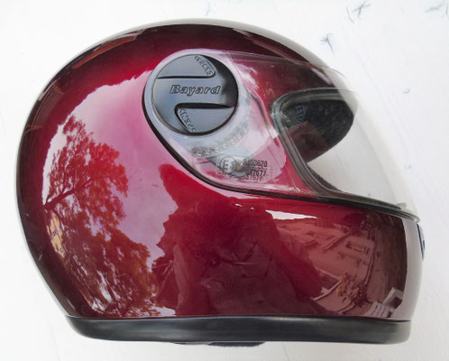 Zu der weinroten Lackierung der Honda fand sich ein farblich passender Helm der Marke Bayard.