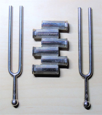 Um eine Gitarre auch ohne Unterstützung durch Tasteninstrumente zu stimmen, kann man eine Stimmflöte verwenden. Alternativ leistet auch eine Stimmgabel (Kammerton A) gute Dienste. Der korrekte Referenzton der A-Saite erlaubt das Stimmen der anderen Saiten