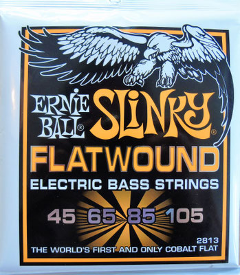Eine zweite Garnitur Saiten ist wie ein Reserverad: ohne sieht man im Ernstfall ziemlich alt aus. An der Yamaha verrichten Drähte von Ernie Ball ihren Dienst. Die mit flachem Draht umwickelten Saiten spielen sich angenehmer und fast ohne Greifgeräusche.