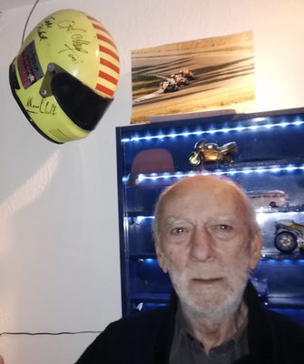 Das ist Bruno. Bruno ist der Chef des Ristorante "La Piazza" im Badischen Leimen. Über Italobikes und italienische Rennfahrer sind wir ins Gespräch gekommen. Da kam mir die Idee, ihm meinen Stratos zu überlassen. Da hängt er jetzt. [Foto: Bruno]
