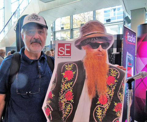 2019 mit meinem Kollegen Billy Gibbons (ZZ TOP) auf dem Guitar Summit in Mannheim (beide leicht übermüdet). [Foto: Robert Rösler]