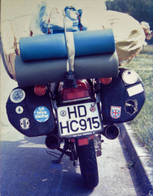 Auf längeren Reisen (hier 1984 auf dem Weg nach Corsica) bot die Honda den Hinterherfahrenden einen furchterregenden Anblick. Noch mehr Bagage geht nicht. Ein Wunder, dass der Gepäckträger das mitmachte. [Foto: Autor]