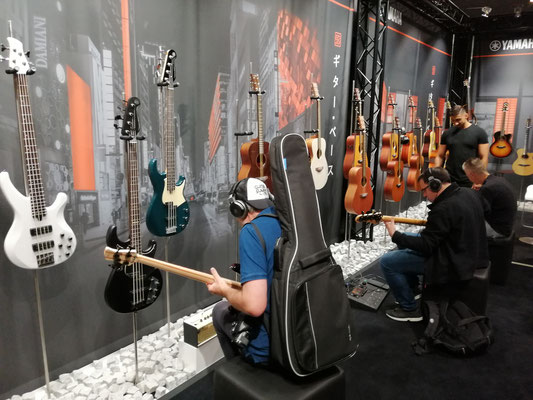 Ausprobieren bis der Arzt kommt: auf dem Guitar Summit 2019 in Mannheim.  An diesem Stand habe ich mein "Arbeitstier", den Bass aus dem Hause Yamaha entdeckt. [Foto: Robert Rösler]