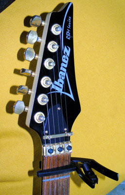 Mit einem Capodastro kann man schwingende Saitenlänge verkürzen (einen Halbton je Bund). Die Gitarre klingt dann höher. Ein Kapo ermöglicht die Umsetzung eines Stückes in eine spieltechnisch einfachere Form, ohne die Tonart zu ändern. 