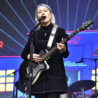 Phoebe Bridgers: Indie-Rock-Musikerin aus Kalifornien. Sie spielt eine Danelectro ’57 Guitar.