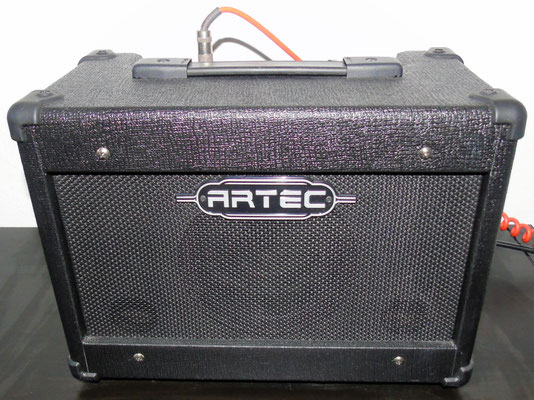 Der Artec A15 C ist ein kleiner, aber feiner, zweikanaliger Combo zur Verstärkung akustischer Gitarren. Mit seinen 15 Watt ist er kleinbühnentauglich. Ein Kopfhörerausgang zum Üben ist auch an Bord.