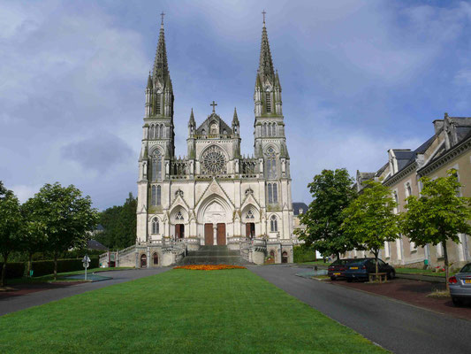 La Basilique Notre Dame de Montligeon, « la Cathédrale dans les champs »