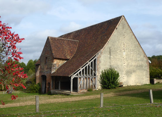 Au milieu du site, la grange dîmière