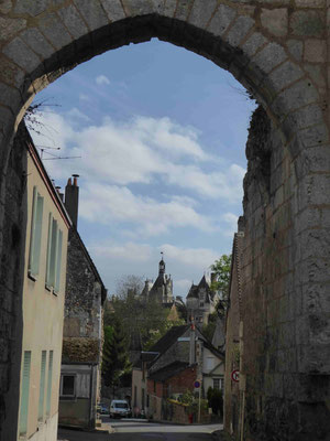 Le château vu par la Porte Roland (IXème siècle), la mieux conservée des six portes originelles.