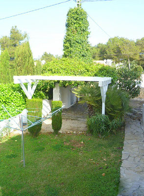 Carport auf dem abgeschlossenen Grundstück