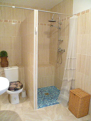 Badezimmer im Souterrain-Appartement