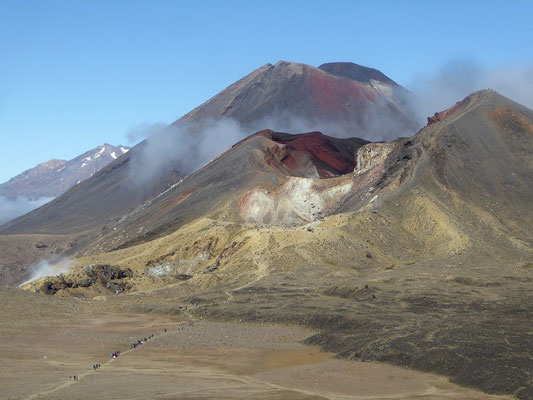 Mt. Ngauruhoe, links hinten Mt. Ruapehu (sogar 2700m)