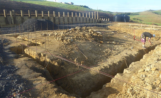 Nach zwei Wochen steht der Retaining Wall, sowie der Aushub und das Stahlgeflecht fuer den kleinen HauswandSockel