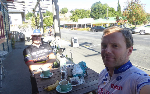 Radrennen Gentle Annie. Vor dem Start gibts einen Flat White mit James, den ich auf dem Bustransfer kennenlerne Spaeter haben wir noch mit seiner Familie Dinner