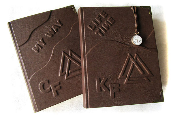 Lederbuch Hardcover Relief Wotansknoten Initialen Ledereinband braun 18cm x 25cm Hochformat 200 Seiten Fadenheftung Metallbuchecken Taschenuhr Tagebuch Zwillinge