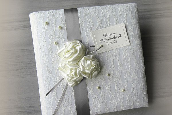 Hochzeitsalbum Spitze Rosen Satin Hardcover gepolstert Stoff Lingerie handgenähte Stoffrosen Perlen naturweiß silberfarben 30x30cm 100 Seiten weiß mit Pergaminzwischenblättern