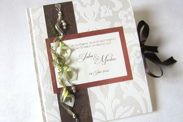 Gästebuch Hochzeit florales Bucheinbandmaterial weiß seidenmatt Buchdekoration Callas weiß grün Dekoringe goldfarben Borte Bänder kupferfarben dunkelbraun Hardcover 21x24cm 80 Seiten Buchblock fadengeheftet 160g Papier creme