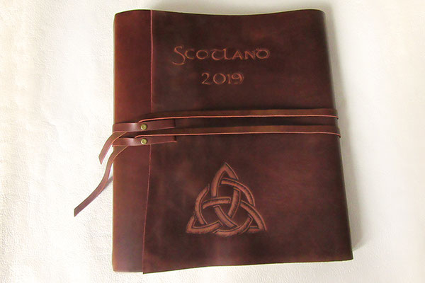 Lederalbum Scotland Fotoalbum Schottland Softcover Leder kastanienbraun Used-Look Ledergravur und Lederbranding Keltischer Knoten 30cm x 35cm 100 Seiten ivory mit Pergaminzwischenblättern