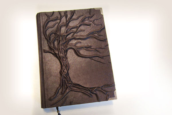 Tagebuch Hochrelief Baum Einbandmaterial Lederimitat braun Metallbuchecken antikmessingfarben Leseband A4 Hardcover 240 Seiten ivory