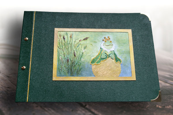 Kinderalbum Froschkönig 3D Bild entworfen geklebt gespachtelt grundiert bemalt lackiert Schraubalbum Hardcover Bucheinbandmaterial Bibliotheksleinen imprägniertes Buchbindegewebe dunkelgrün Buchschrauben Buchecken goldfarben